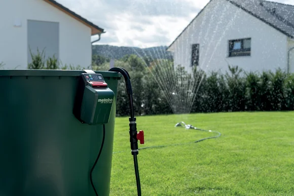 Gartenbewässerung mit Pumpe an Regentonne